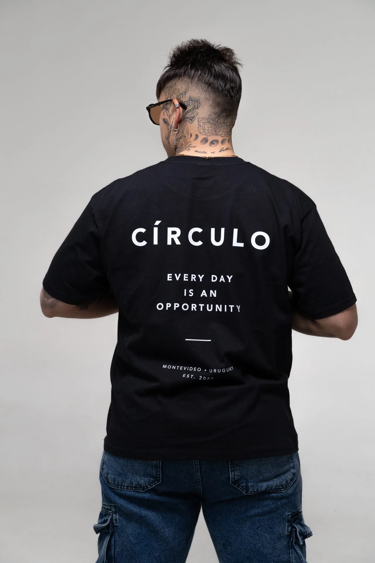 Portada del DROP 001: espalda de la remera negra, con la frase Every day is an opportunity