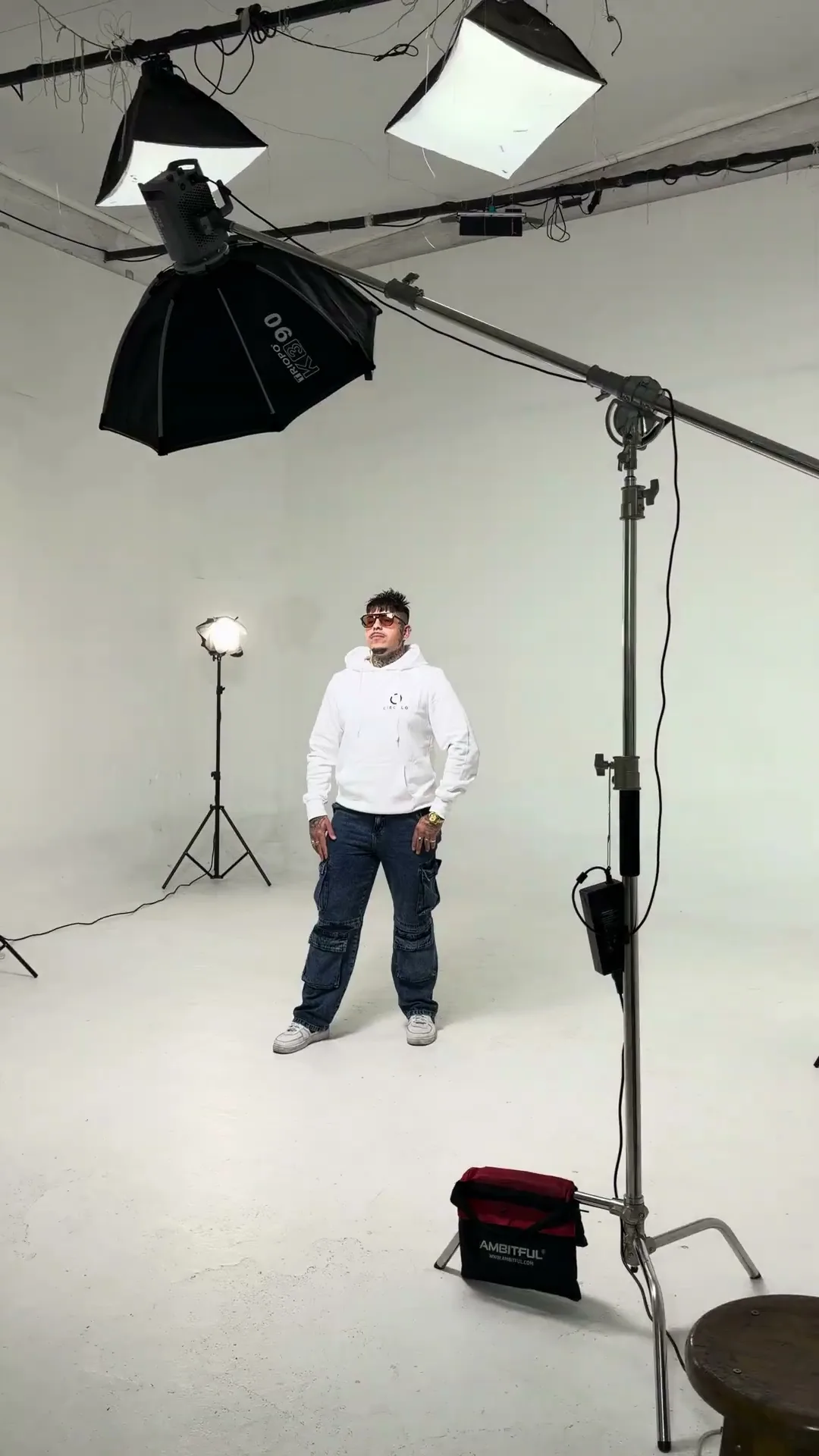 El estudio armado con luces y fondo blanco