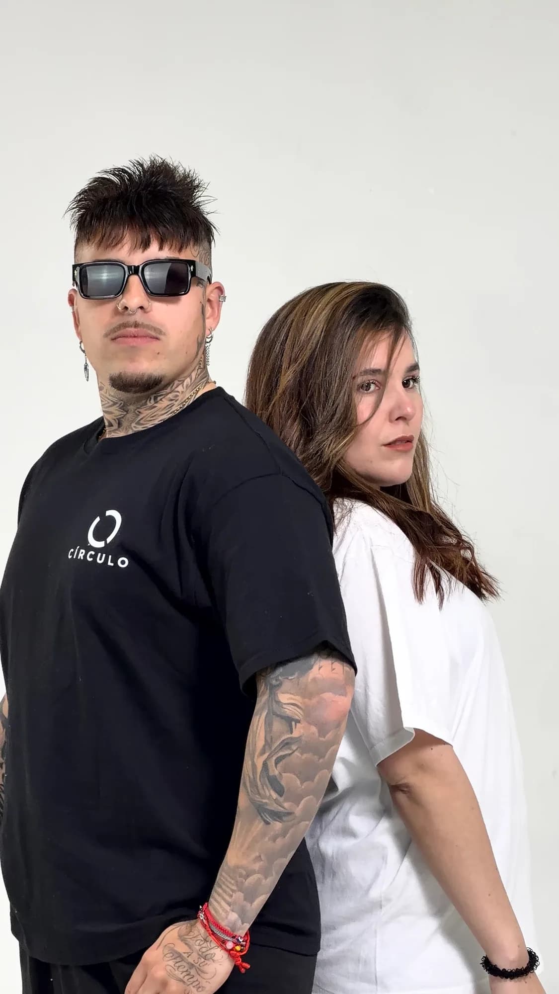 Dos integrantes del equipo con las remeras del drop