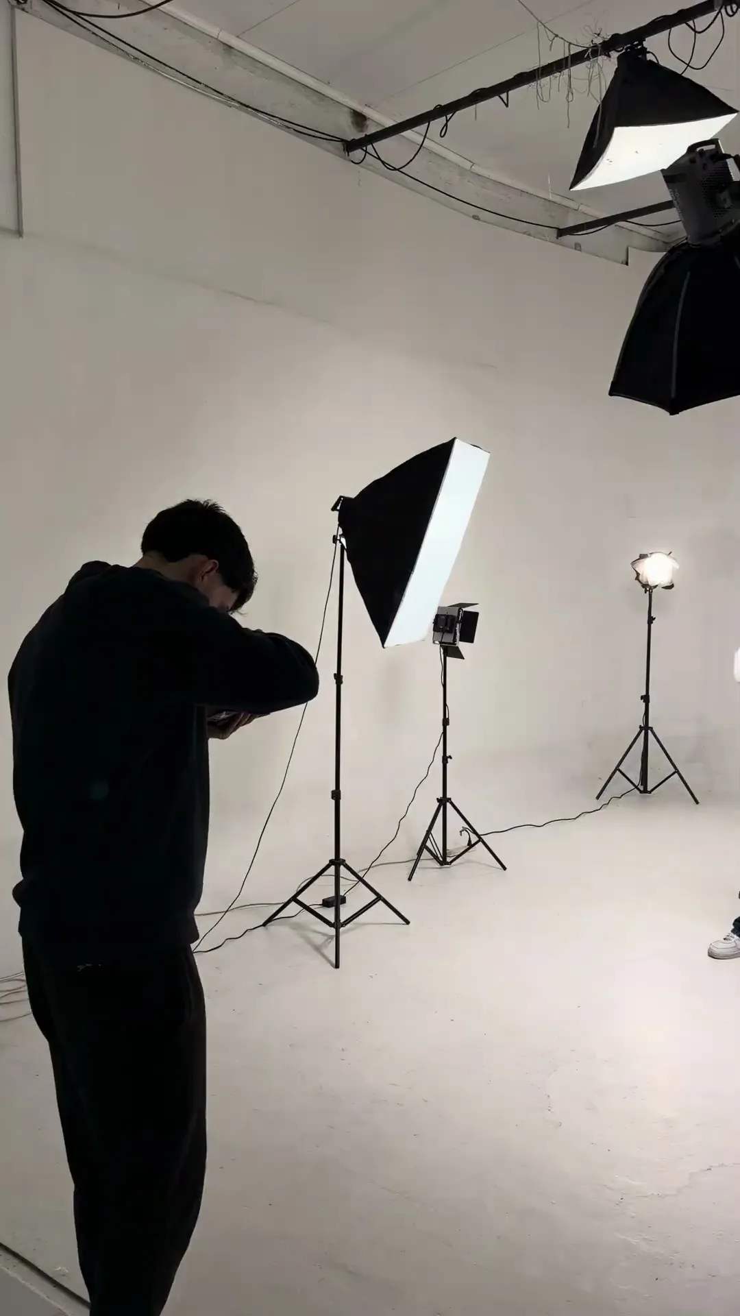 El fotógrafo trabajando en el set