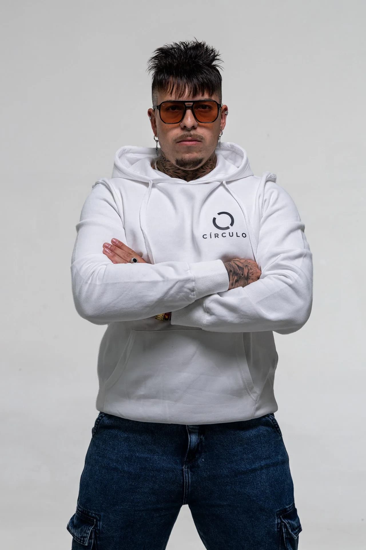 Canguro blanco, de frente, con el logo en el pecho