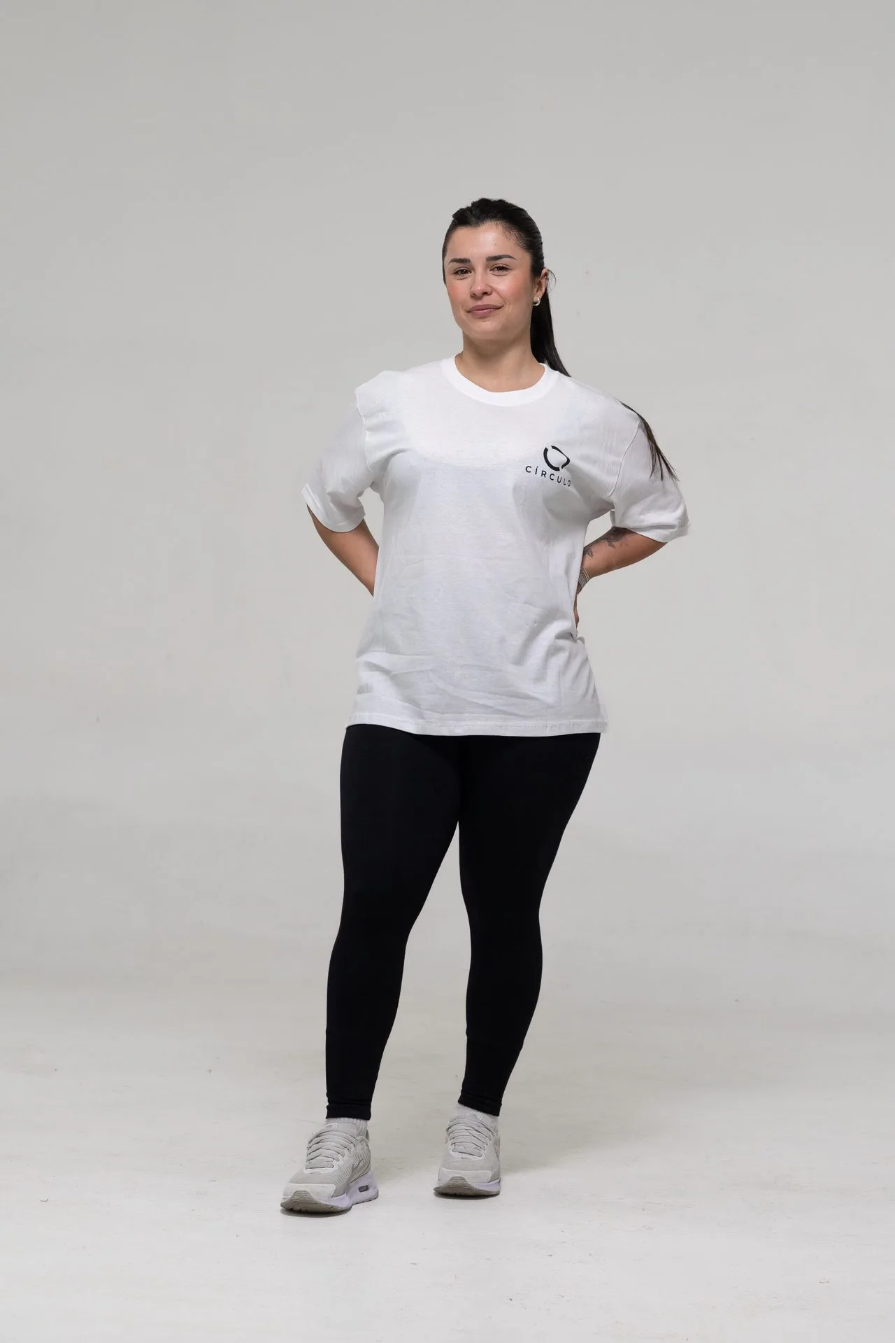 Remera blanca, de frente, con el logo en el pecho